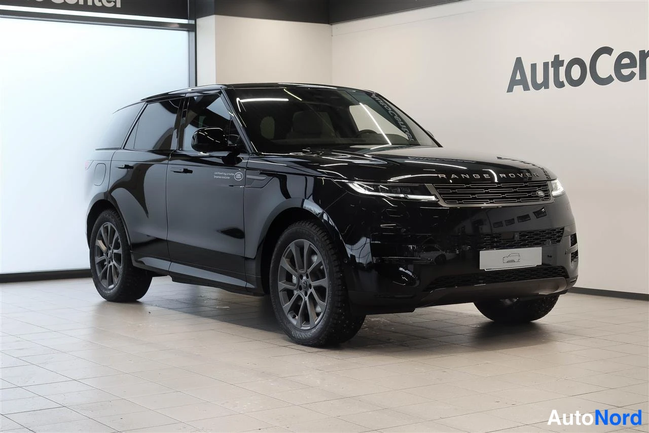 Etuviisto, nokka oikealle: Musta Range Rover Sport -maasturi autonäyttelyssä, etukulma oikealta