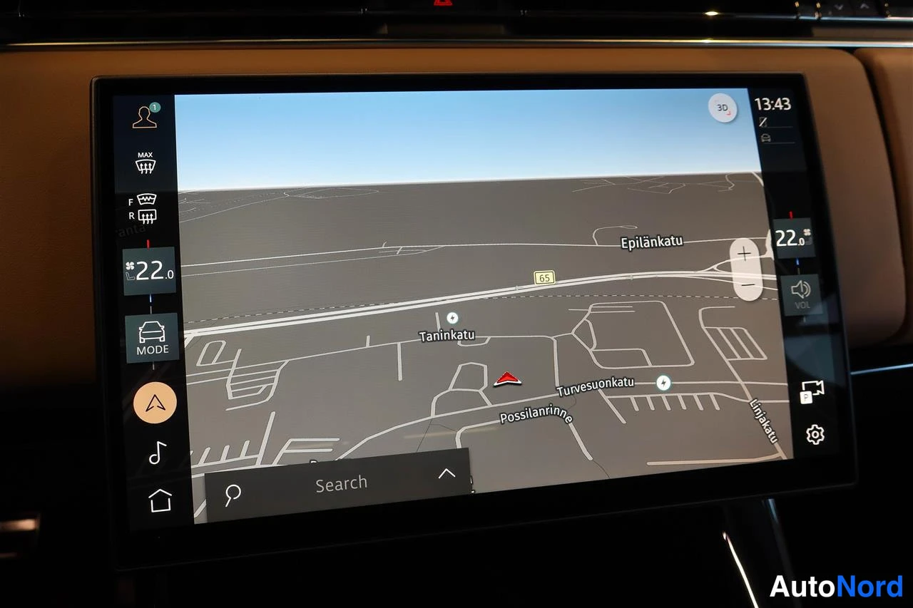 Muu: Kojelaudan infotainment-näyttö, jolla näkyy kartta Tampereen alueelta katuja Epilänkatu, Taninkatu, Turvesuonkatu ja Possilanninne, hakuikkuna ja kello 13:43.