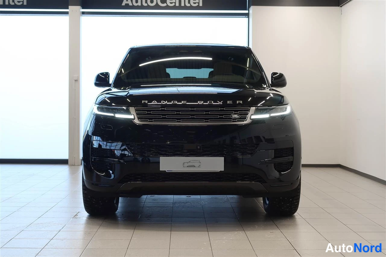 Edestä: Mustan Range Rover Sport -maasturin etunäkymä suoraan edestä autonäyttelyssä