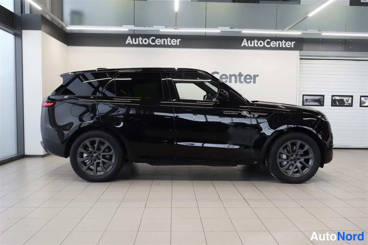 Sivulta: Mustan Range Rover Sport -maasturin sivunäkymä autonäyttelyssä