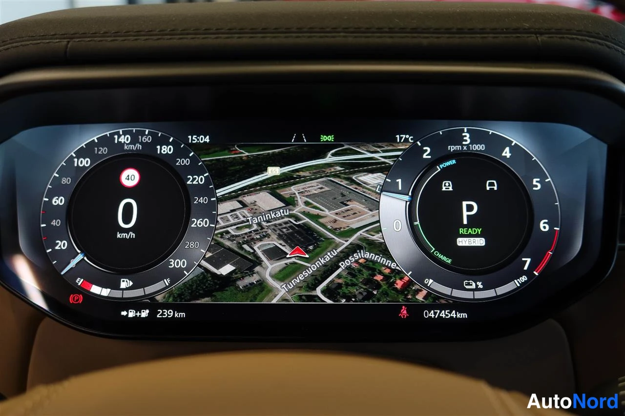 Muu: Mittaristön näyttö näyttää nopeuden 0 km/h, P-vaihteen, HYBRID-tekstin, matkan 047454 km ja 239 km.