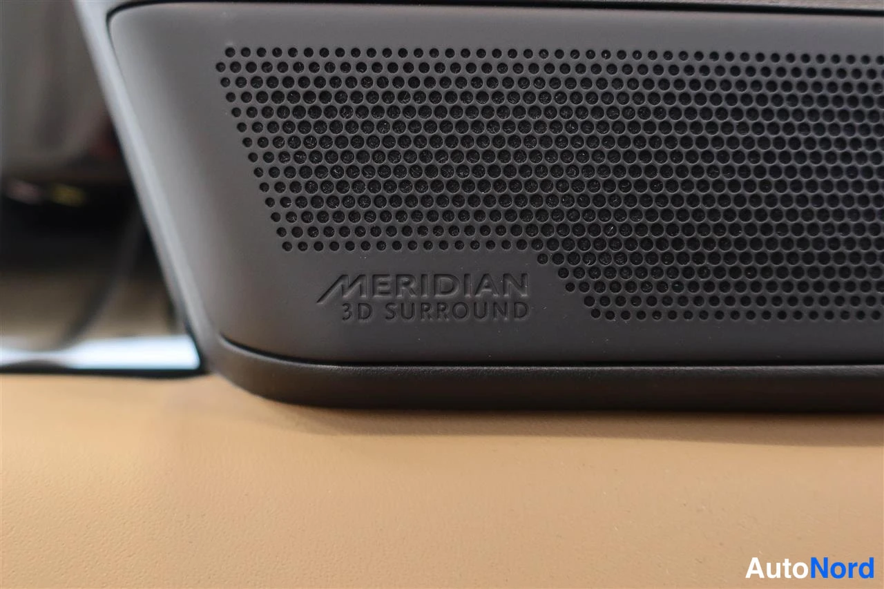 Muu: Tarkennus kuva auton verhoilusta: Meridian 3D Surround -kaiuttimen suoja.