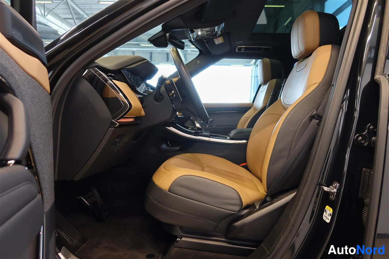 Muu: Autoaan avattu ovi, beige-musta nahkaistuin ja kojelaudan vasen puoli näkyvät sisätilakuvassa.