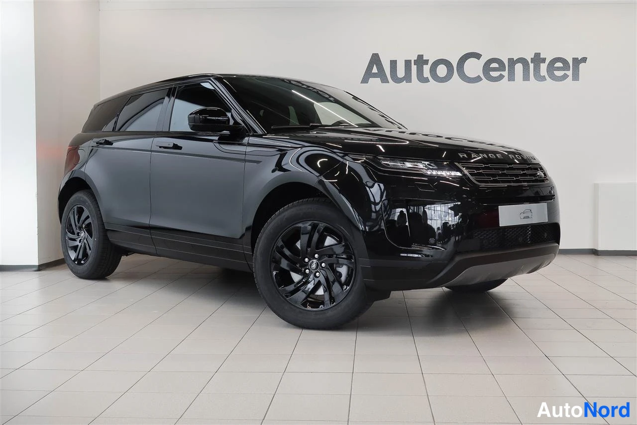Etuviisto, nokka oikealle: Mustan Range Roverin etuosa ja vasen kylki kolmisessa kuvassa autotallin laatoitettua lattiaa vasten, kyljessä AutoCenter-teksti.