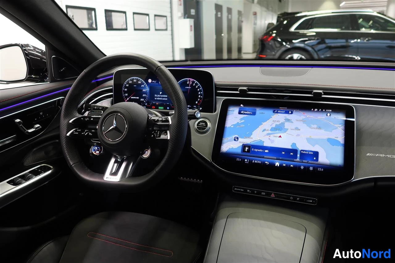 Muu: Ohjaamo Mercedes-Benz: AMG-ohjauspyörä, digitaalinen mittaristo ja iso karttanäyttö keskikonsolissa.