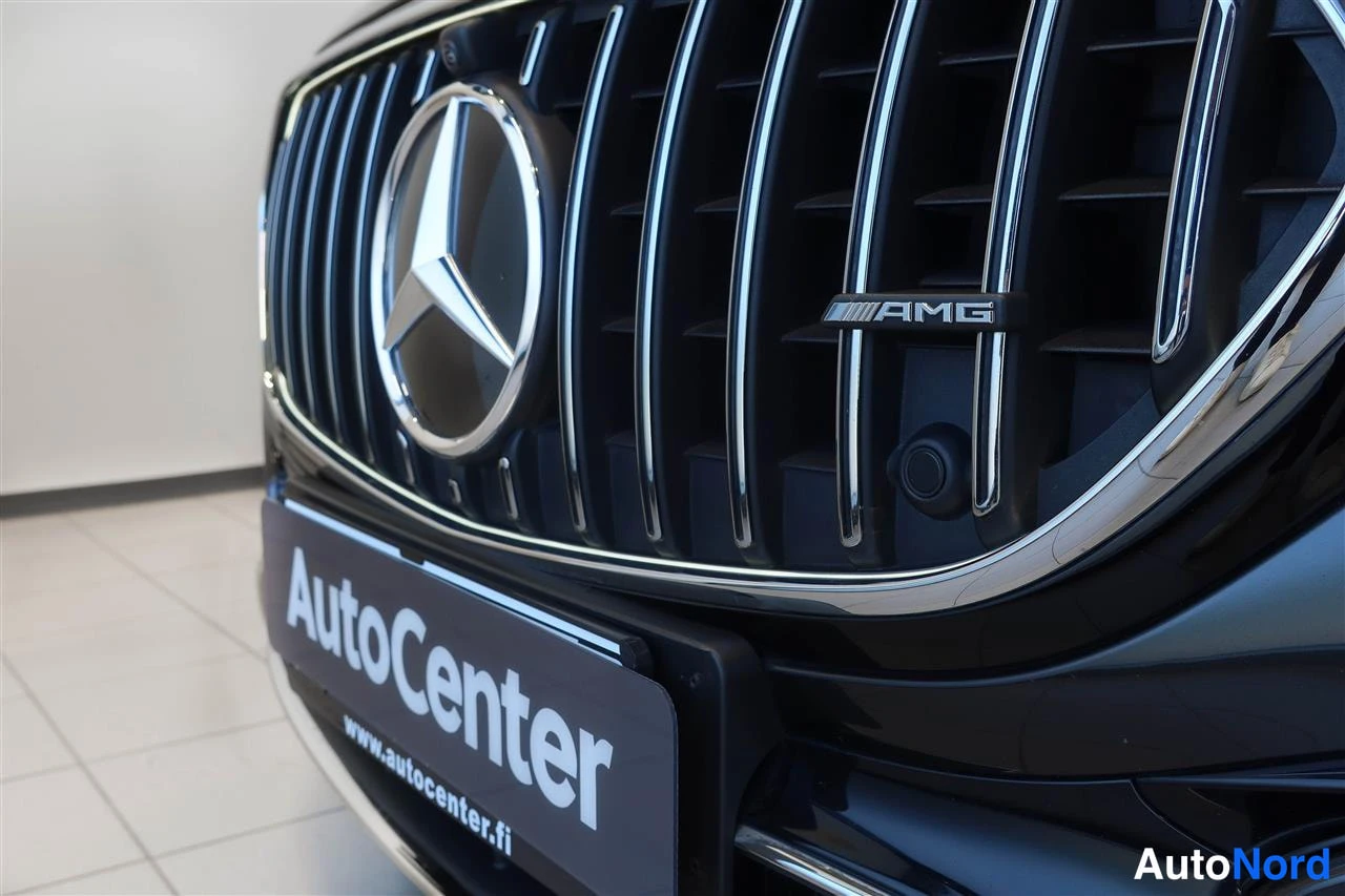 Edestä: Lähikuva Mercedes-Benzin pystysäleikkööstä, AMG-tunnus säleikössä.