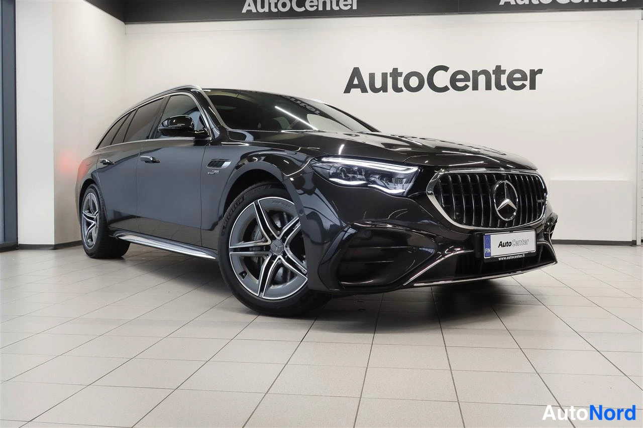 Musta Mercedes-Benz E 53 AMG 2025, etuviisto, keula oikealle, kuva 2