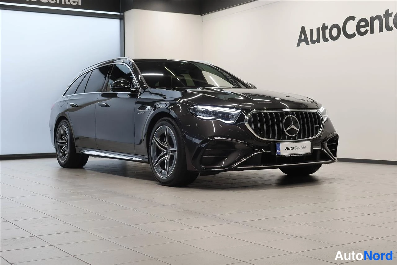 Musta Mercedes-Benz E 53 AMG 2025, etuviisto, keula oikealle, kuva 3