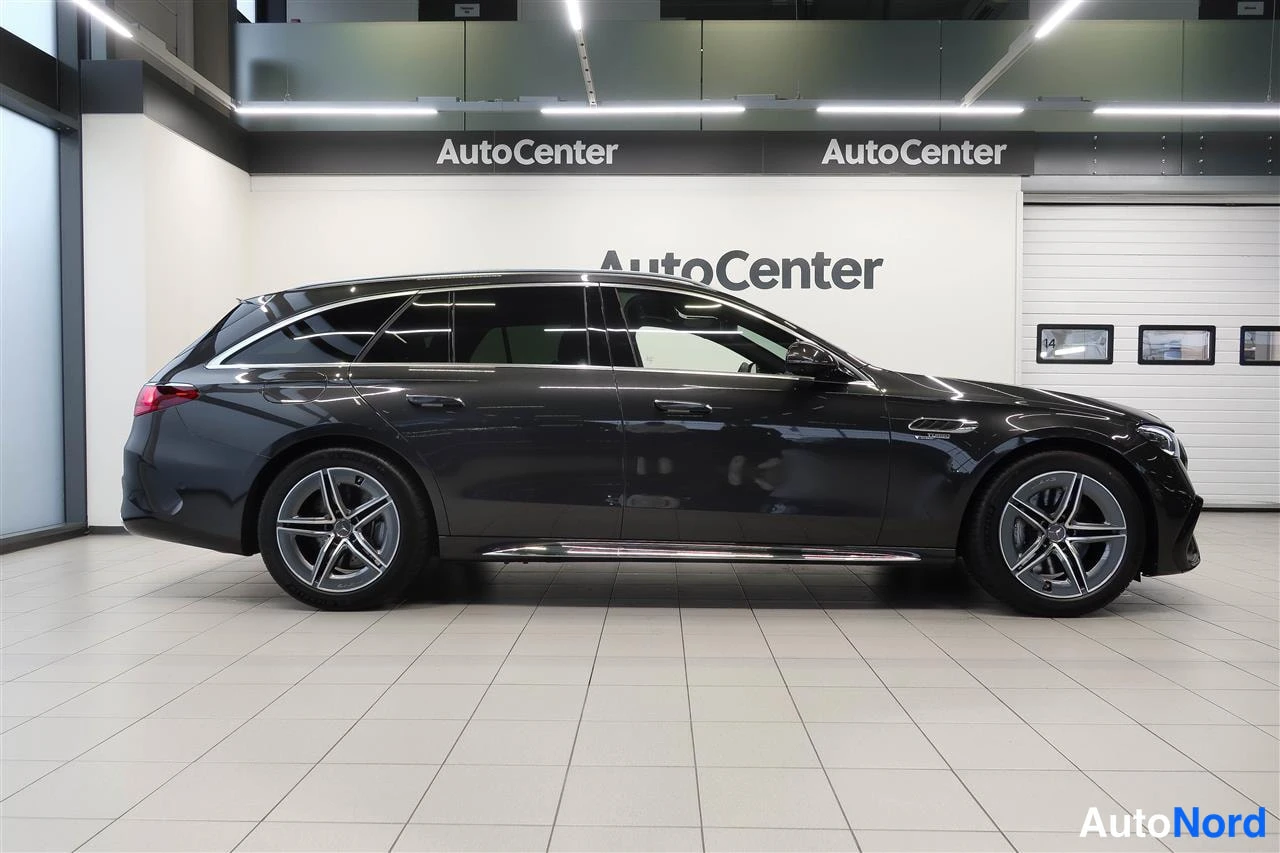 Musta Mercedes-Benz E 53 AMG 2025, sivulta, kuva 9