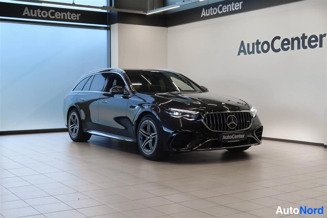 Etuviisto, nokka oikealle: Musta Mercedes-Benz farmari sivulta etukulmasta AutoCenter-hallissa, vasen kylki näkyvissä.