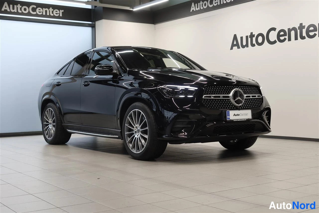Etuviisto, nokka oikealle: Musta Mercedes GLE-kupemaan valokuvana Autokeskuksen tiloissa