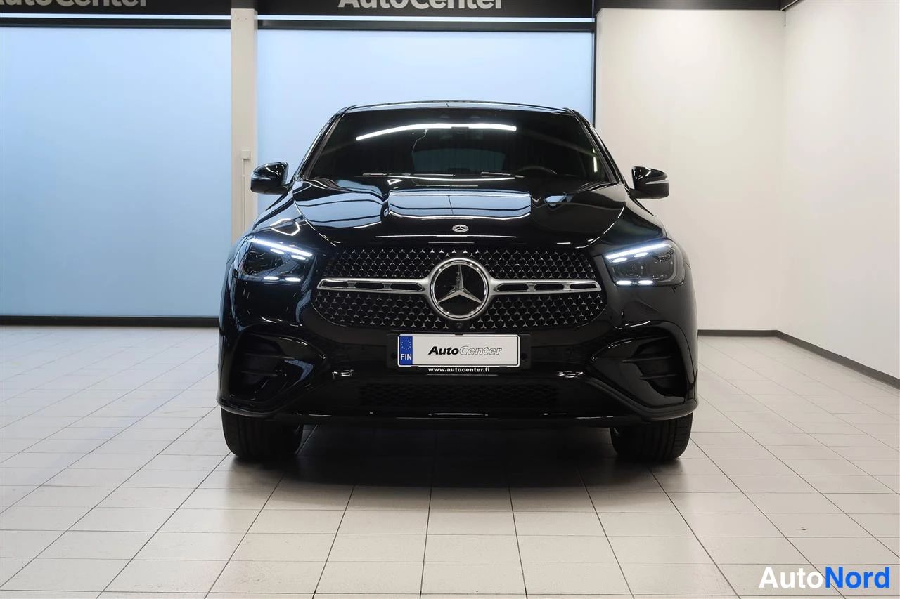 Edestä: Mustan Mercedes-henkilotavan suora etunakyma myyntitilassa