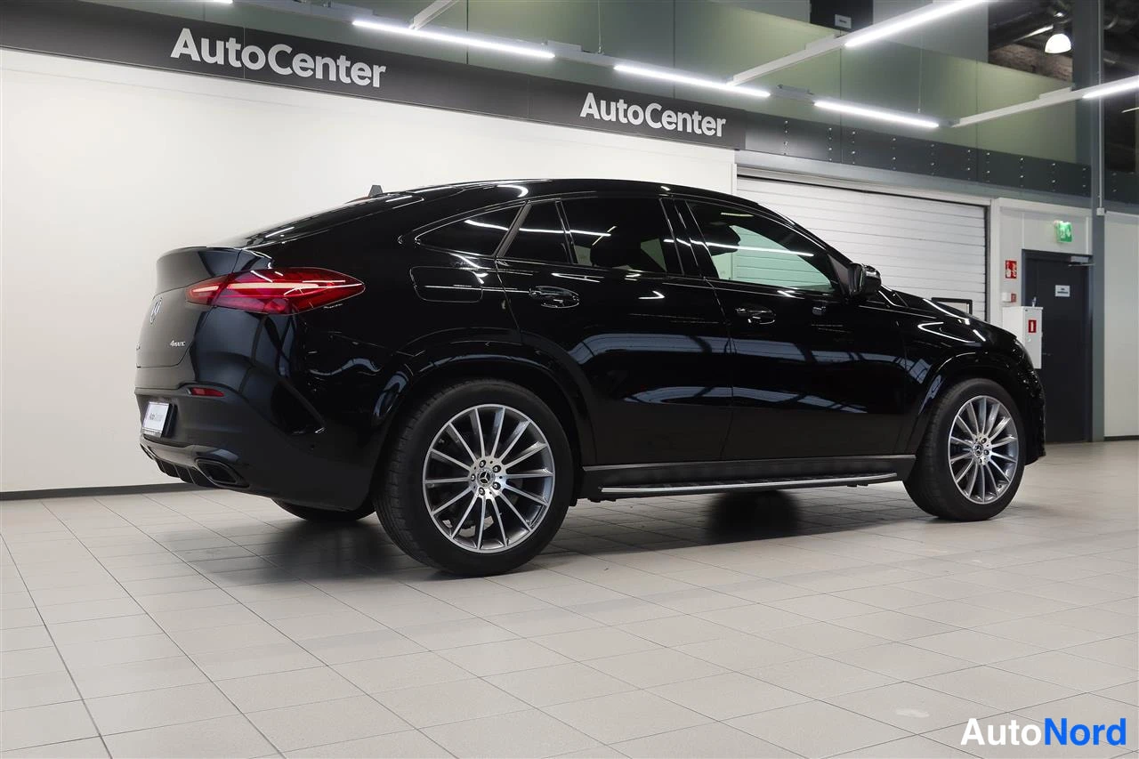 Takaviisto: Musta Mercedes-Benz GLE Coupé takaa kolmasosan vasemmalta nähtynä autohallissa; takavalot ja monipuoliset kevytmetallivanteet näkyvissä.