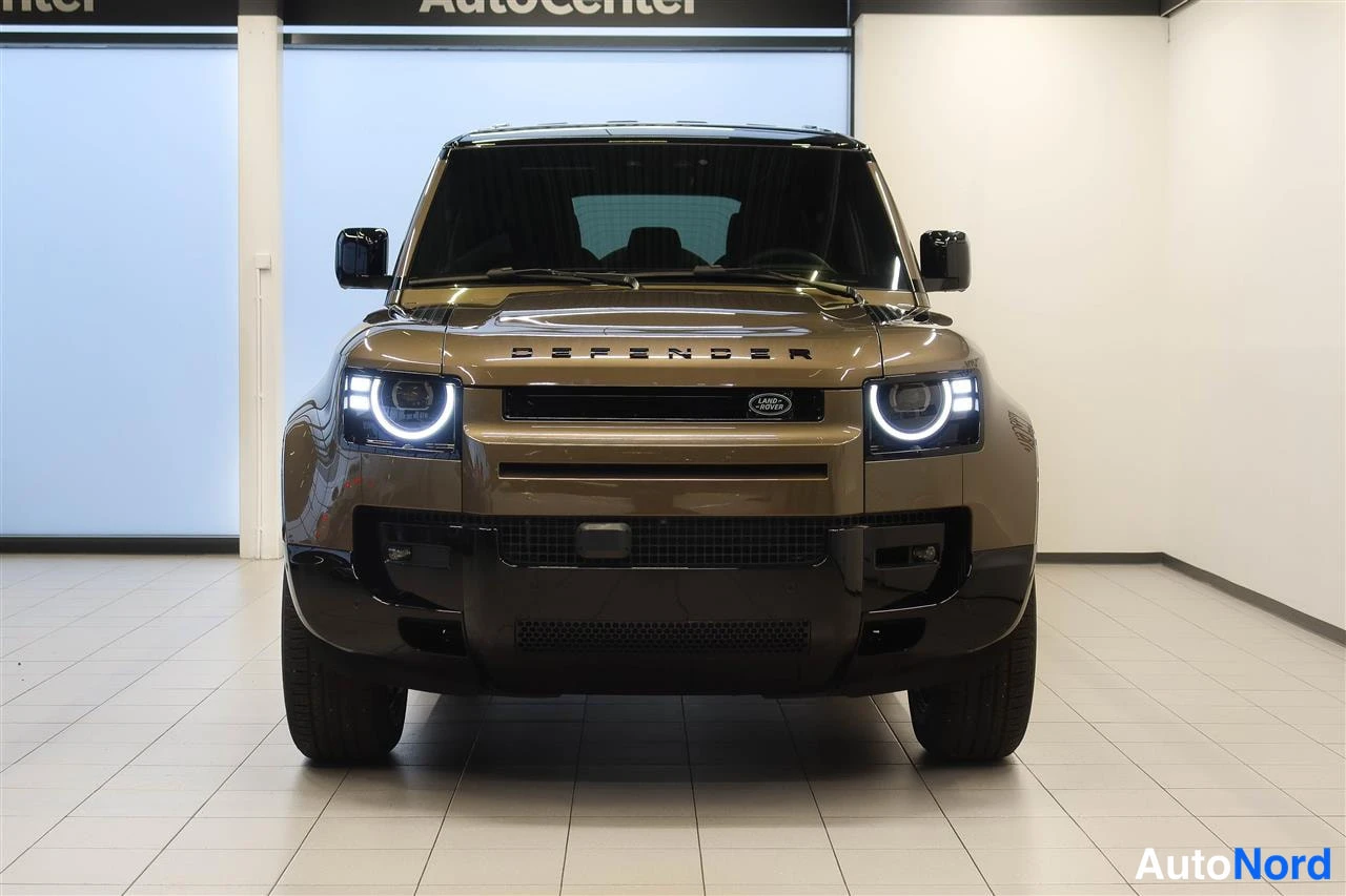 Edestä: Land Rover Defender, edestäpäin, DEFENDER-teksti konepellissä