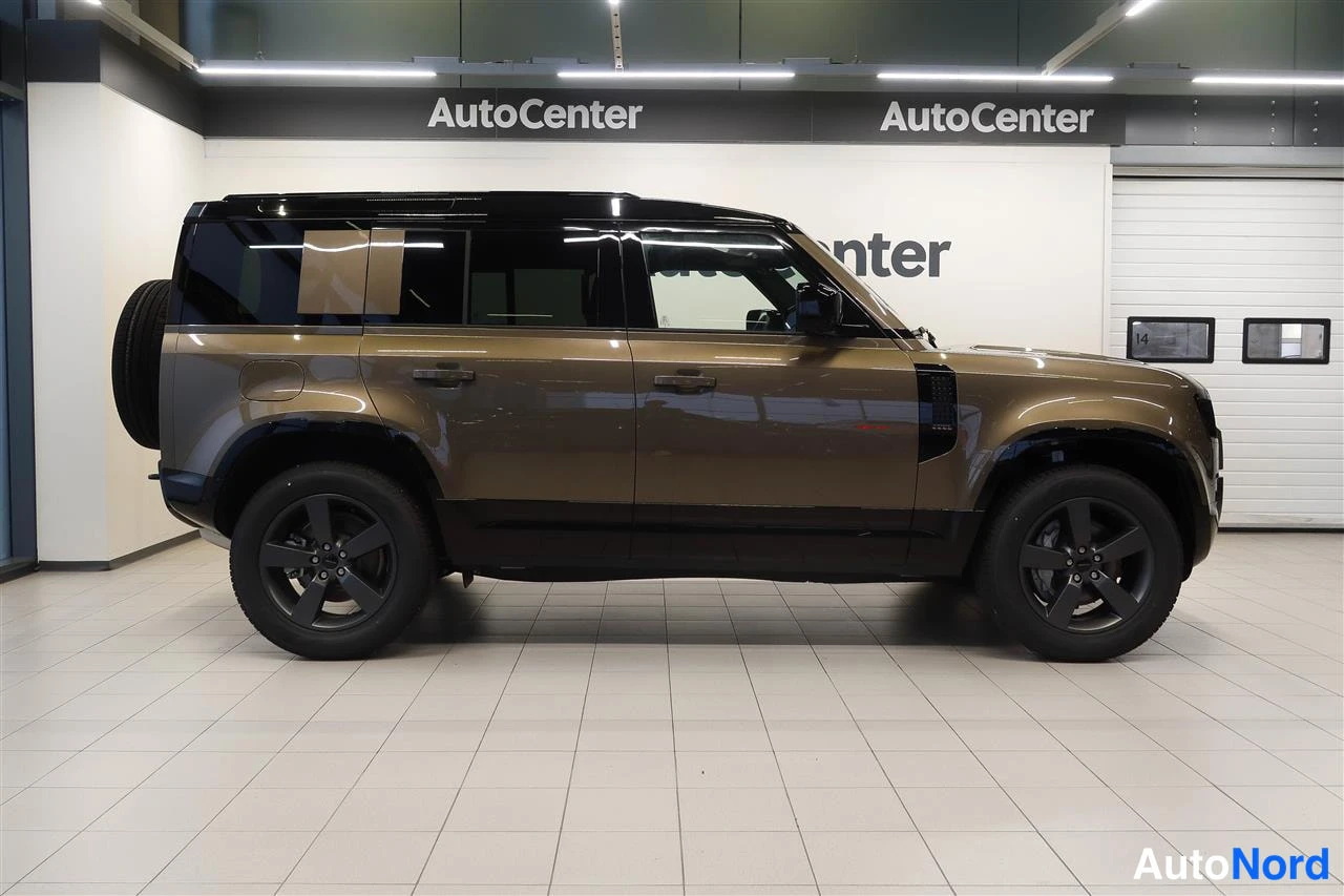 Sivulta: Land Rover Defender, sivunäkymä, varapyörä takaluukulla, näyttämöllä