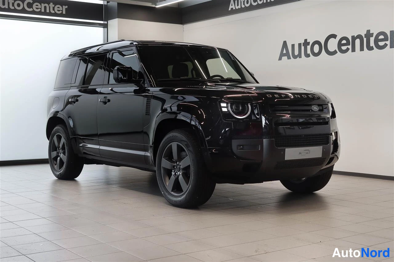 Etuviisto, nokka oikealle: Musta Land Rover Defender etuosa kolmelta neljänneltä oikealleAutoCenter-tilassa.