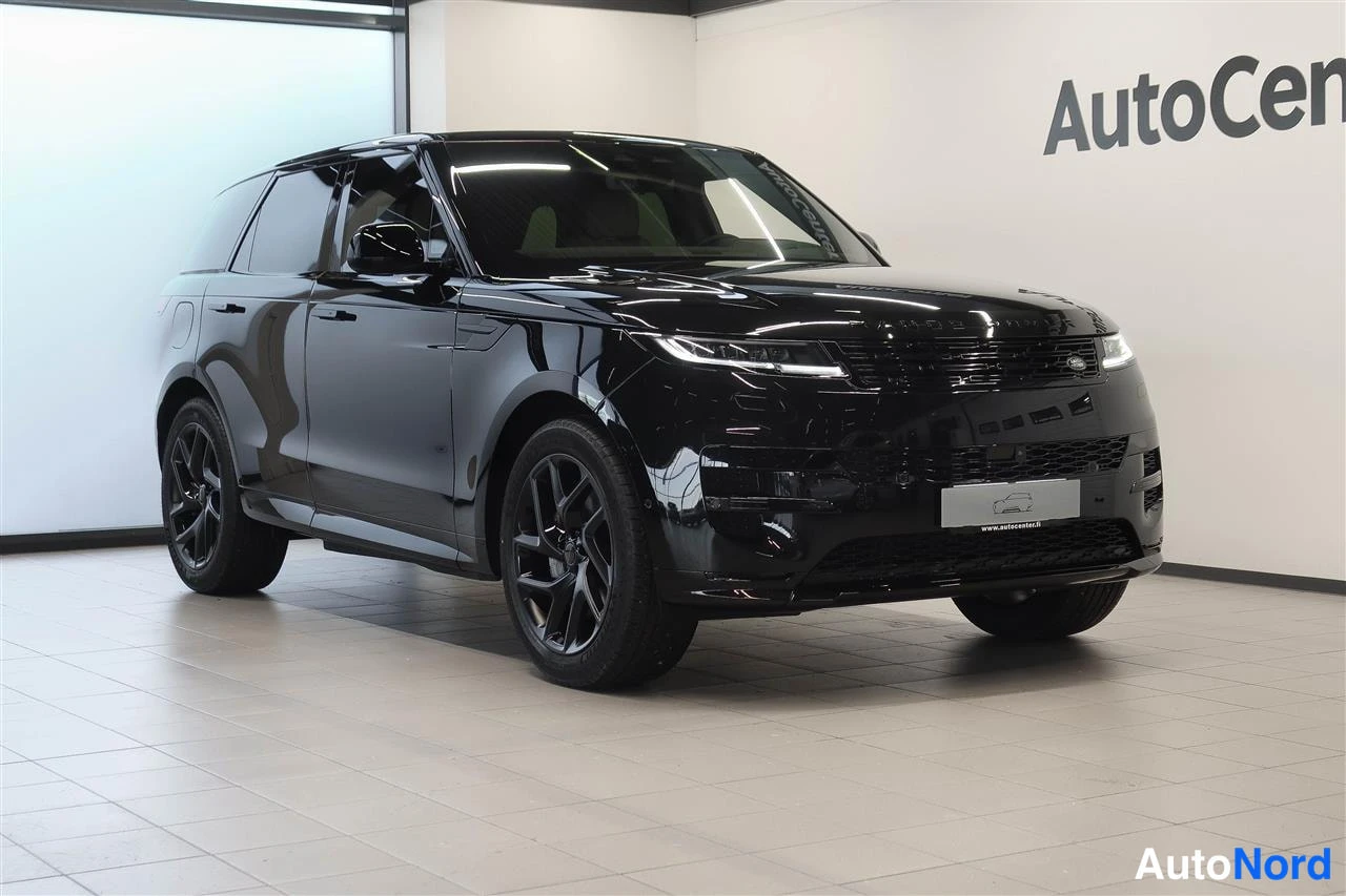 Etuviisto, nokka oikealle: Musta Range Rover Sport -maasturoitunut auto hallissa, kuvakulma edestä sivulta.
