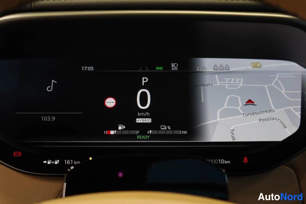 Yksityiskohta: Kojetason näyttö: vaihde P, nopeus 0 km/h, HYBRID-teksti, READY-merkki, näyttö 161 km ja kokonaismittarilukema 10 km.