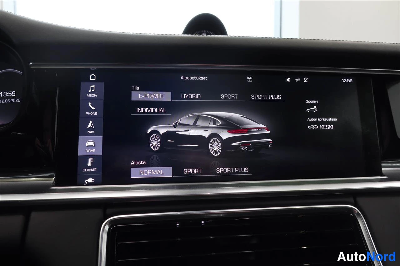 Yksityiskohta: Auton kojelaudan näyttö näyttää ajoasetukset-valikon tiloilla E-POWER, HYBRID, SPORT, SPORT PLUS ja INDIVIDUAL sekä alustan valinnat.