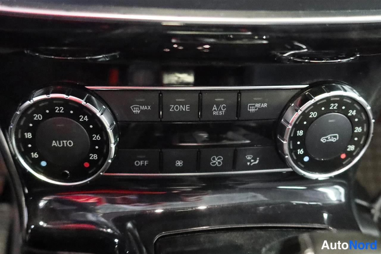 Muu: Mercedes-Benzin kojelaudan automaattisen ilmastoinnin säätimet: kaksi kierrettä (AUTO ja takalasinlämmitin) sekä painikkeet MAX, ZONE, A/C REST, REAR ja OFF.