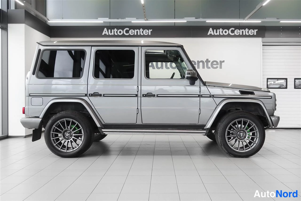 Sivulta: Mercedes-Benz G Koko kylki vasemmalta sivulta kuvattuna, sivulattaat ja viisiovet näkyvissä.