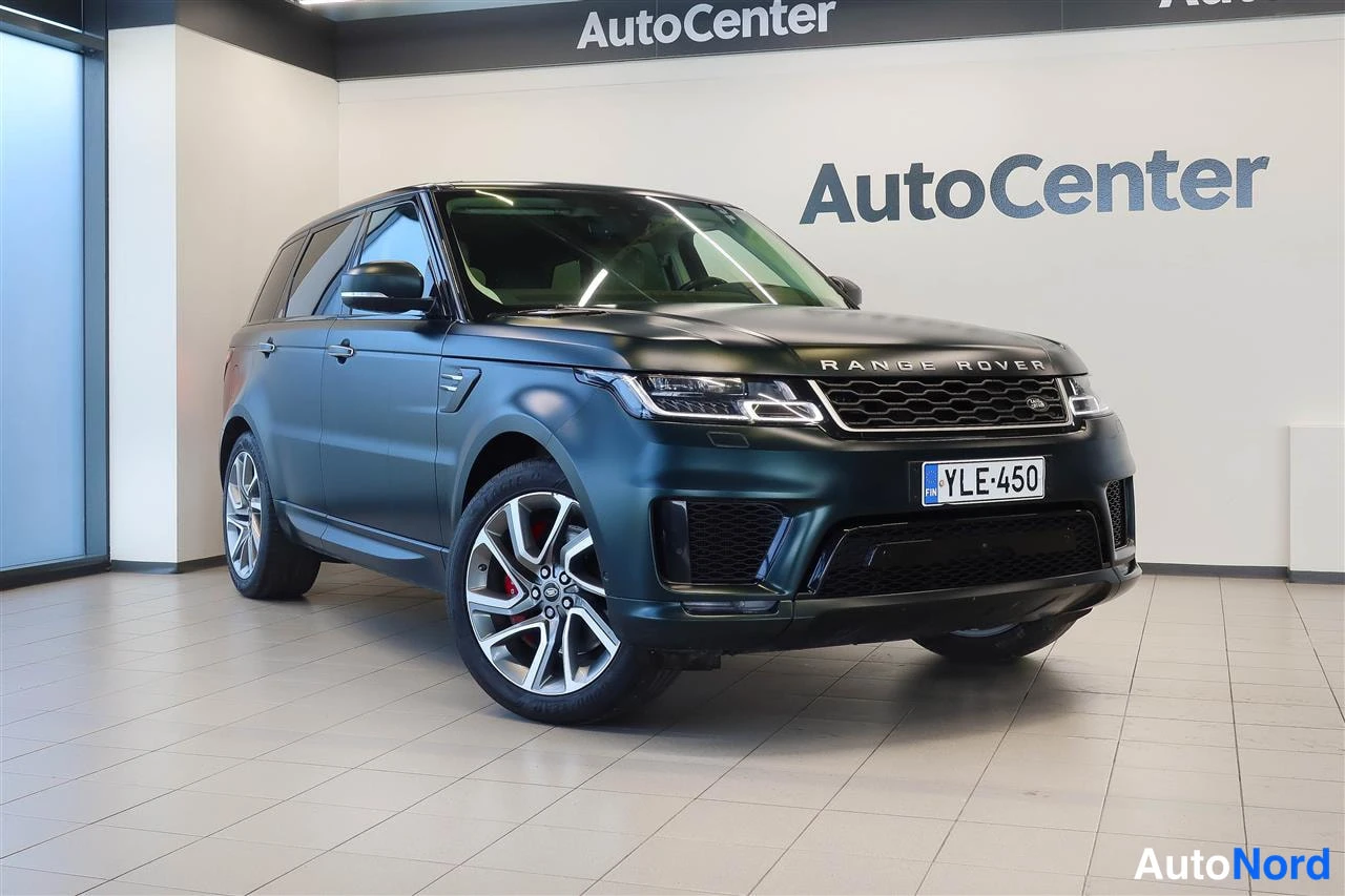 Etuviisto, nokka oikealle: Tummanvihreä Land Rover Range Rover Sport 2019 esillä AutoCenter-hallissa, kulmanäkymä etusivulta