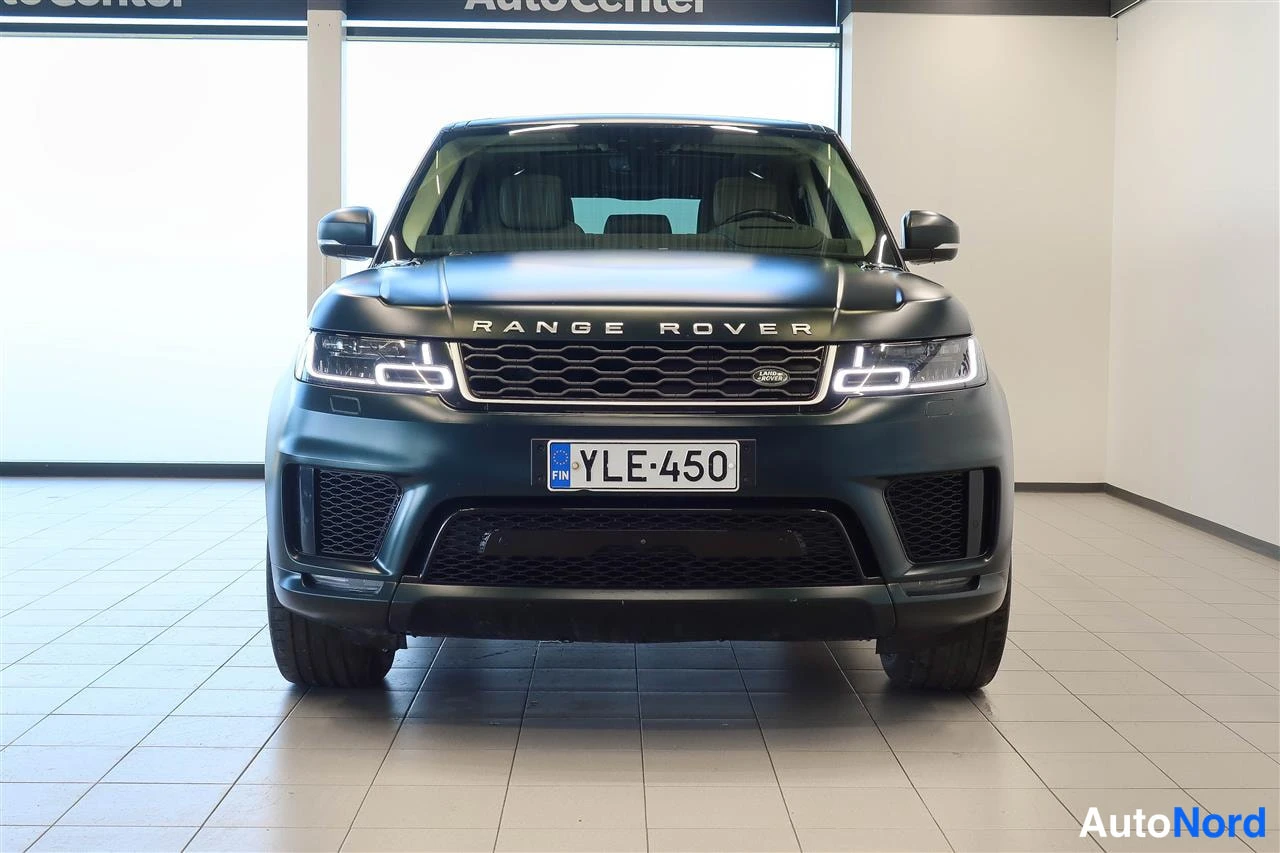 Edestä: Land Rover Sportin etusävy: tumma korimalli, grille ja -rekisterikilpi näkyvät suoraan edestä.