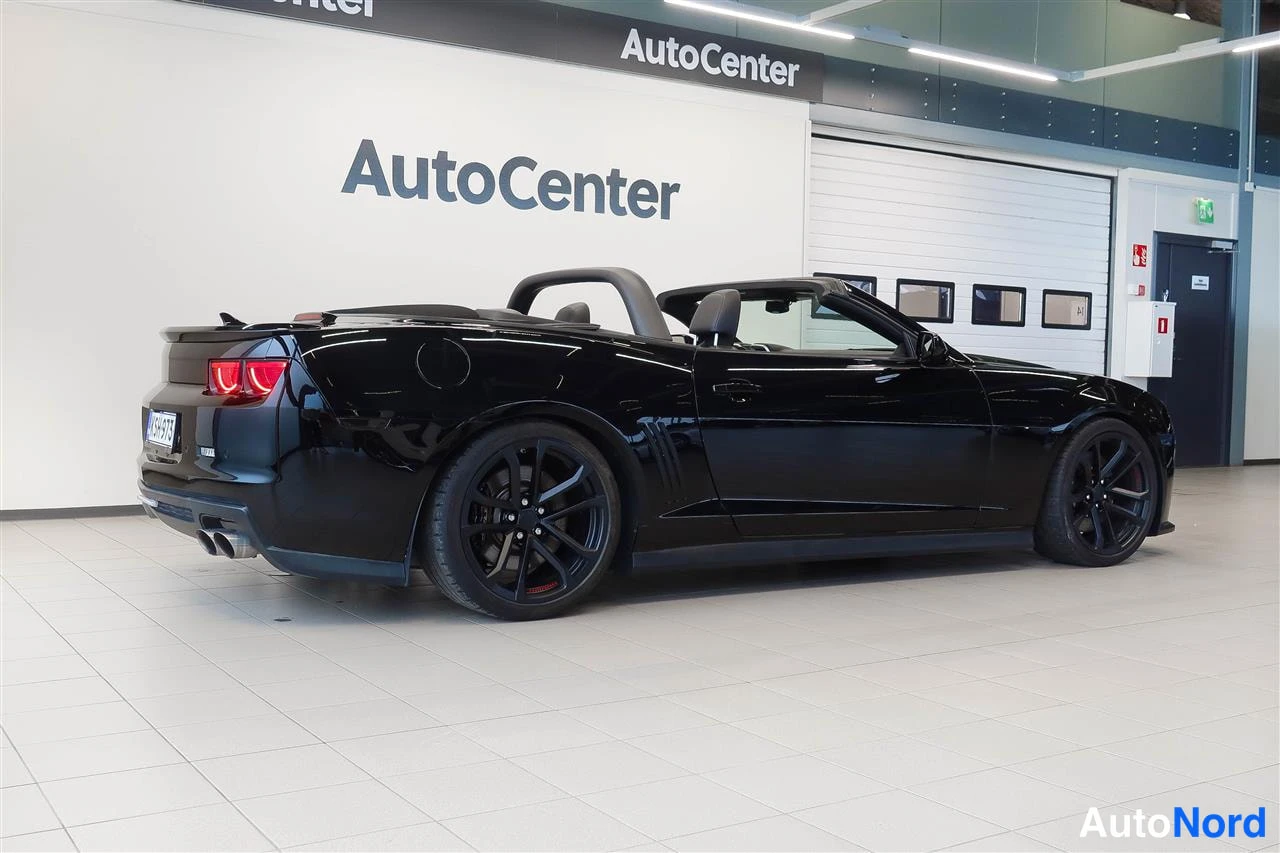 Takaviisto: Mustan avoimiauton takaocolma-kulma, katto auki, AutoCenter-hallissa.