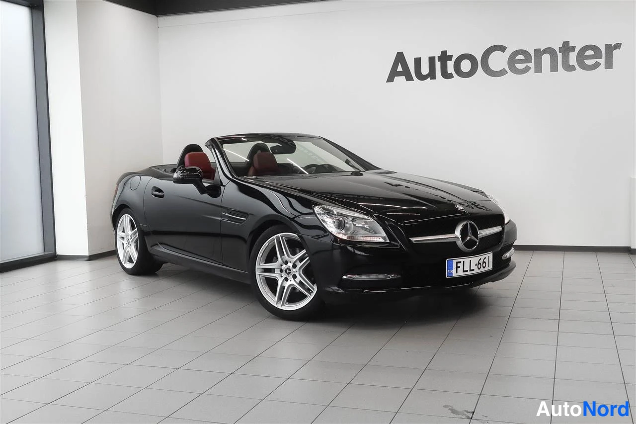 Etuviisto, nokka oikealle: Mercedes-Benz SLK, musta avomallinen, etukolmasosa, rekisteri