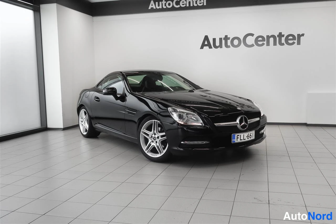 Etuviisto, nokka oikealle: Mercedes-Benz SLK, musta, katettu, etukolmasosa, rekisteri