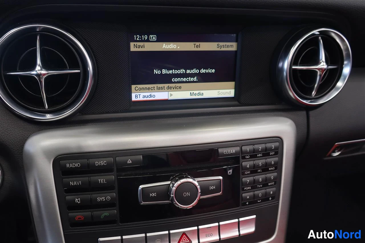Muu: Välitaltonäytön ja radiopaneelin lähikuva: teksti 'No Bluetooth audio device connected.' ja Connect last device, alla RADIO-, DISC-, NAVI- ja TEL-napit.