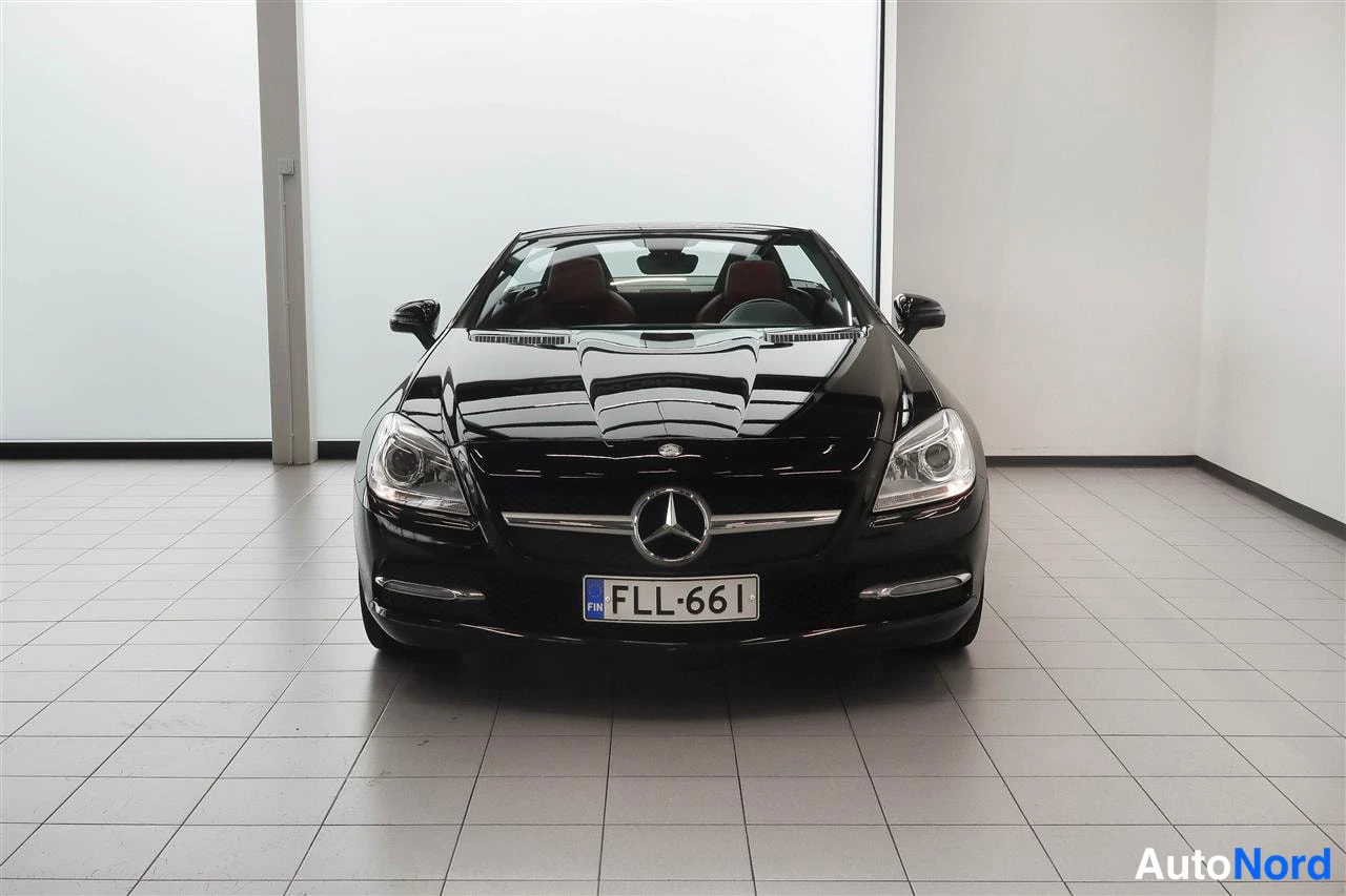 Edestä: Mercedes-Benz SLK, musta, avattu katto, etunäkymä, rekisteri