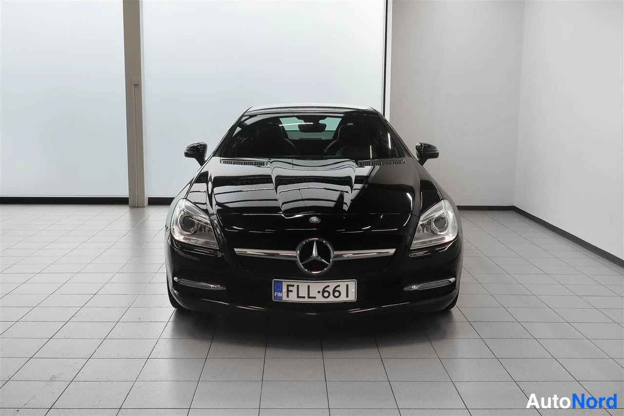 Edestä: Mercedes-Benz SLK, musta, katettu, etunäkymä, rekisteri
