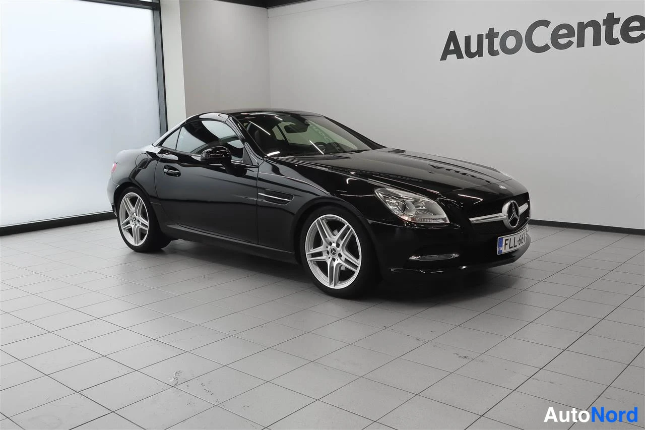 Etuviisto, nokka oikealle: Musta Mercedes-Benz SLK etukulmasta oikealta, katto kiinni.