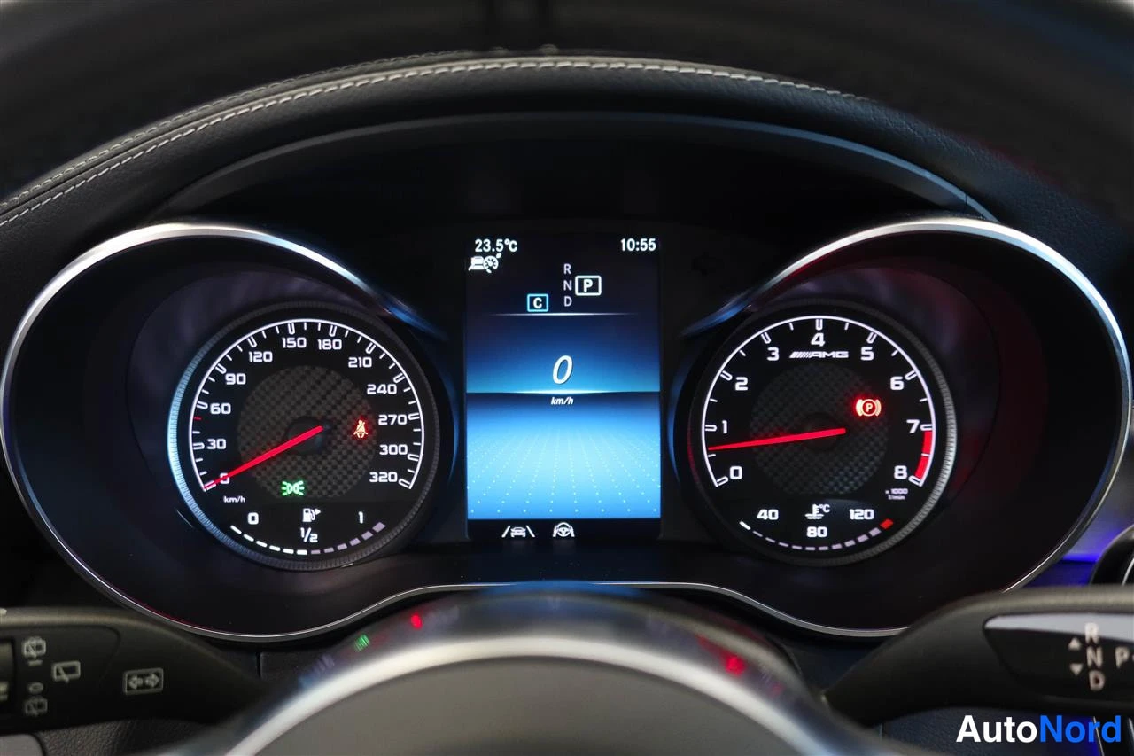 Yksityiskohta: Mercedes-AMG-kojetaulun mittaristo: nopeusmittari asteikolla 0–320 km/h, kierroslukumittari ja keskellä infonäyttö, joka näyttää 0 km/h, vaihdelaaturin P, ajan