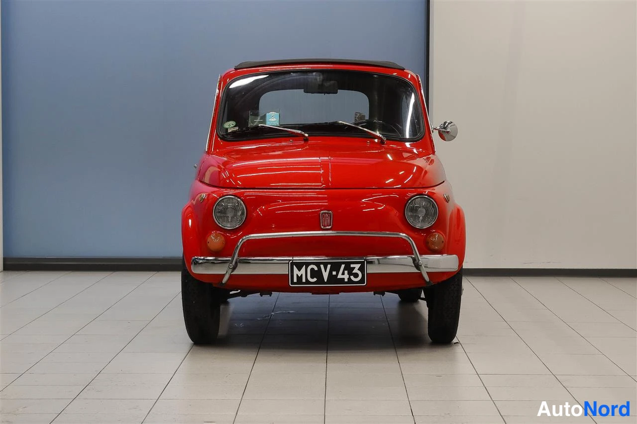 Edestä: Punaisen Fiat 500L:n etunäkymä edestä, rekisterikilpi.