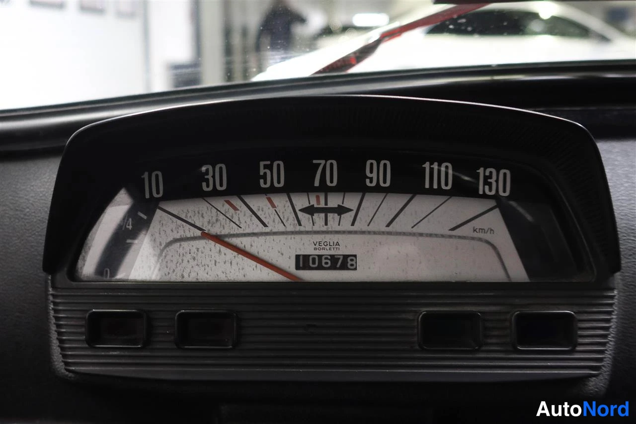 Muu: Mittaristön lähikuva: nopeusmittari asteikolla 10–130 km/h, merkintä Veglia Borletti ja matkamittarilukema 10678.