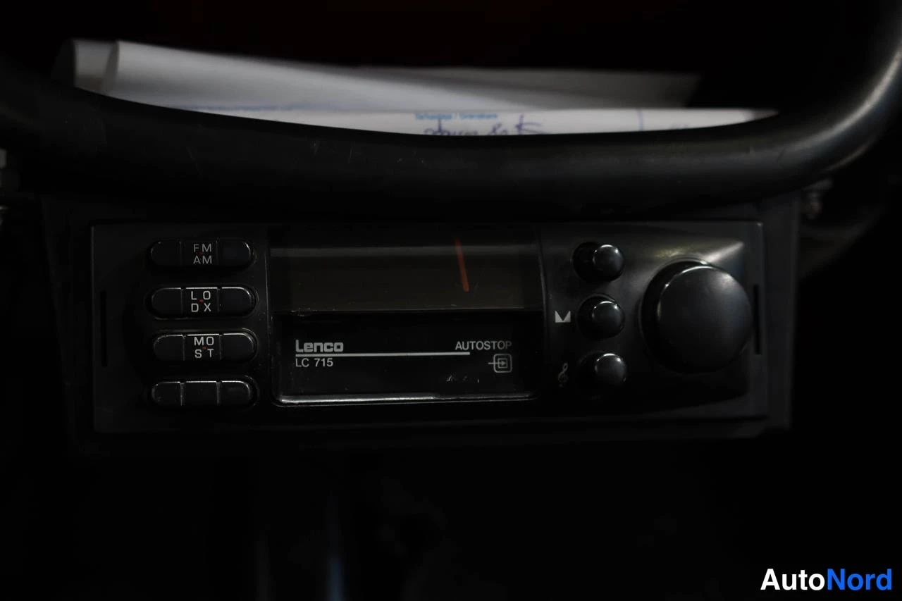 Yksityiskohta: Lenco LC 715 -radio auton kojelaudassa, näkyvissä FM/AM- ja MO/ST-napit.