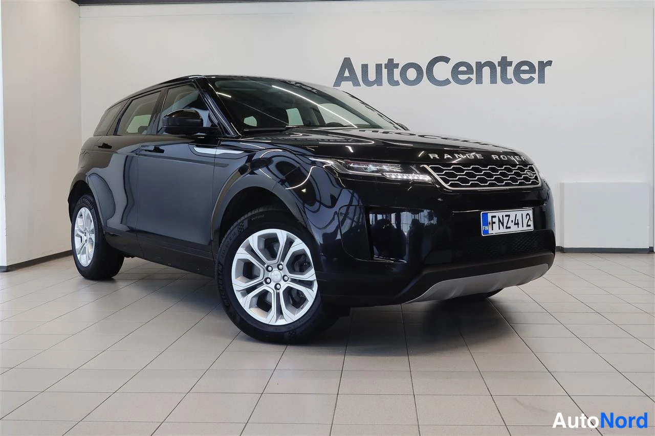 Etuviisto, nokka oikealle: Mustan Range Rover Evoque -maastoauton etukulmanäkymä näyttötilassa, rekisteritunnus.