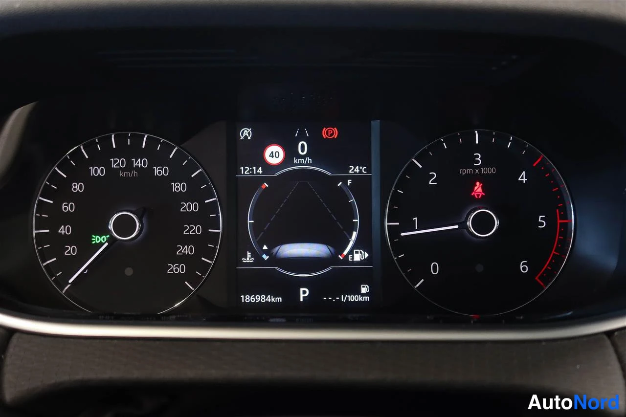 Muu: Mittaristo: nopeusmittari ja kierroslukumittari, LCD-näyttö osoittaa 186984 km, vaihde P ja ajaminen apujärjestelmämerkit.