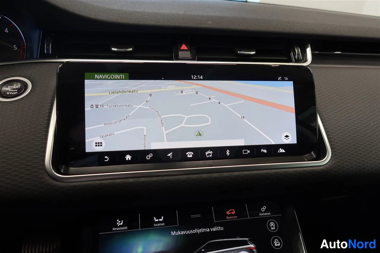 Muu: Kojetaulun infotainment-näyttö suomalaisella NAVIGOINTI-kartalla; alla climate- ja istuinpainikkeet.