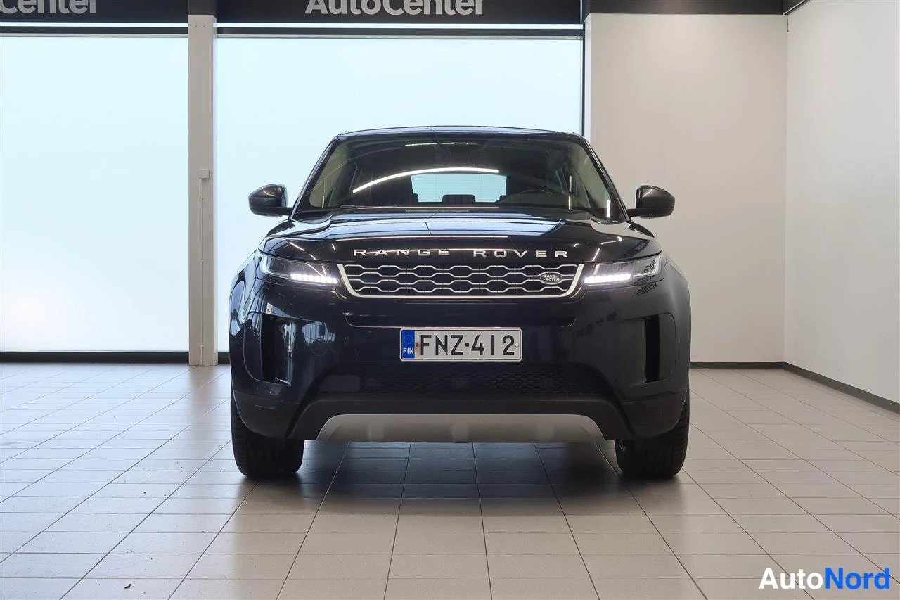 Edestä: Mustan Range Rover Evoque -auto suoraan edestä kuvattuna näyttötilassa, konepellillä RANGE ROVER -teksti ja rekisteritunnus.