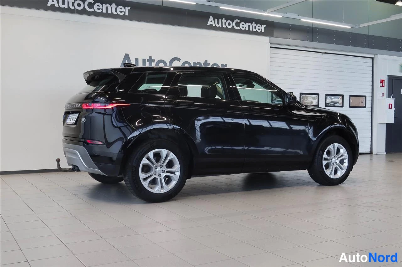Takaviisto: Musta Land Rover Range Rover Evoque takaa-oikealta sivulta kuvattuna Autocenter-hallissa.
