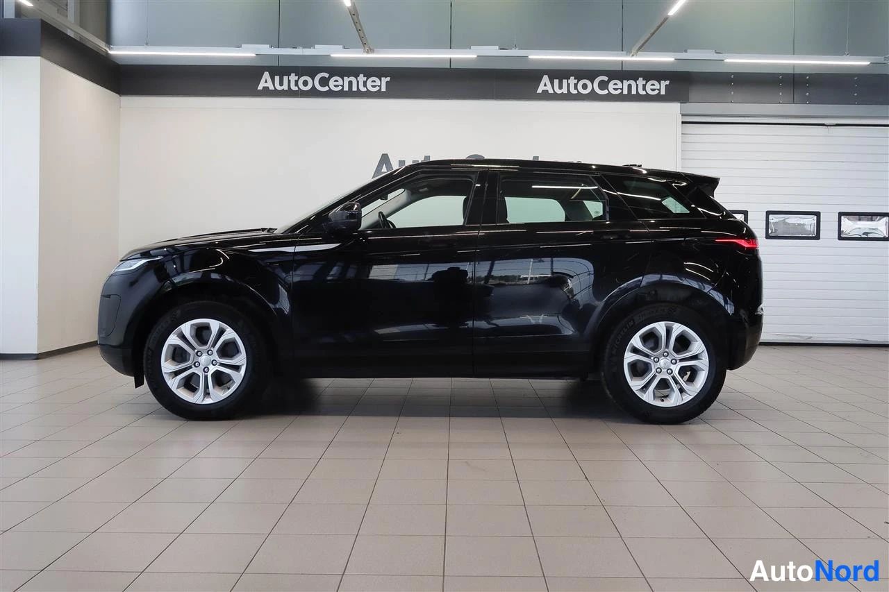 Etuviisto, nokka vasemmalle: Musta Land Rover Range Rover Evoque sivulta kuvattuna etuosa vasemmalla Autocenter-hallissa.