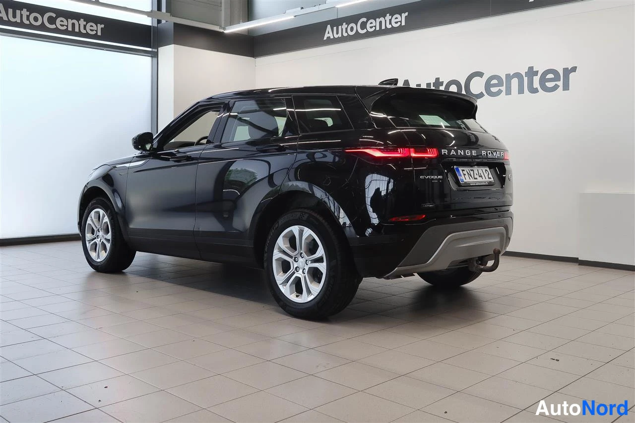 Takaviisto: Musta Land Rover Range Rover Evoque takaa vasemmalta sivulta kuvattuna; rekisteritunnus.