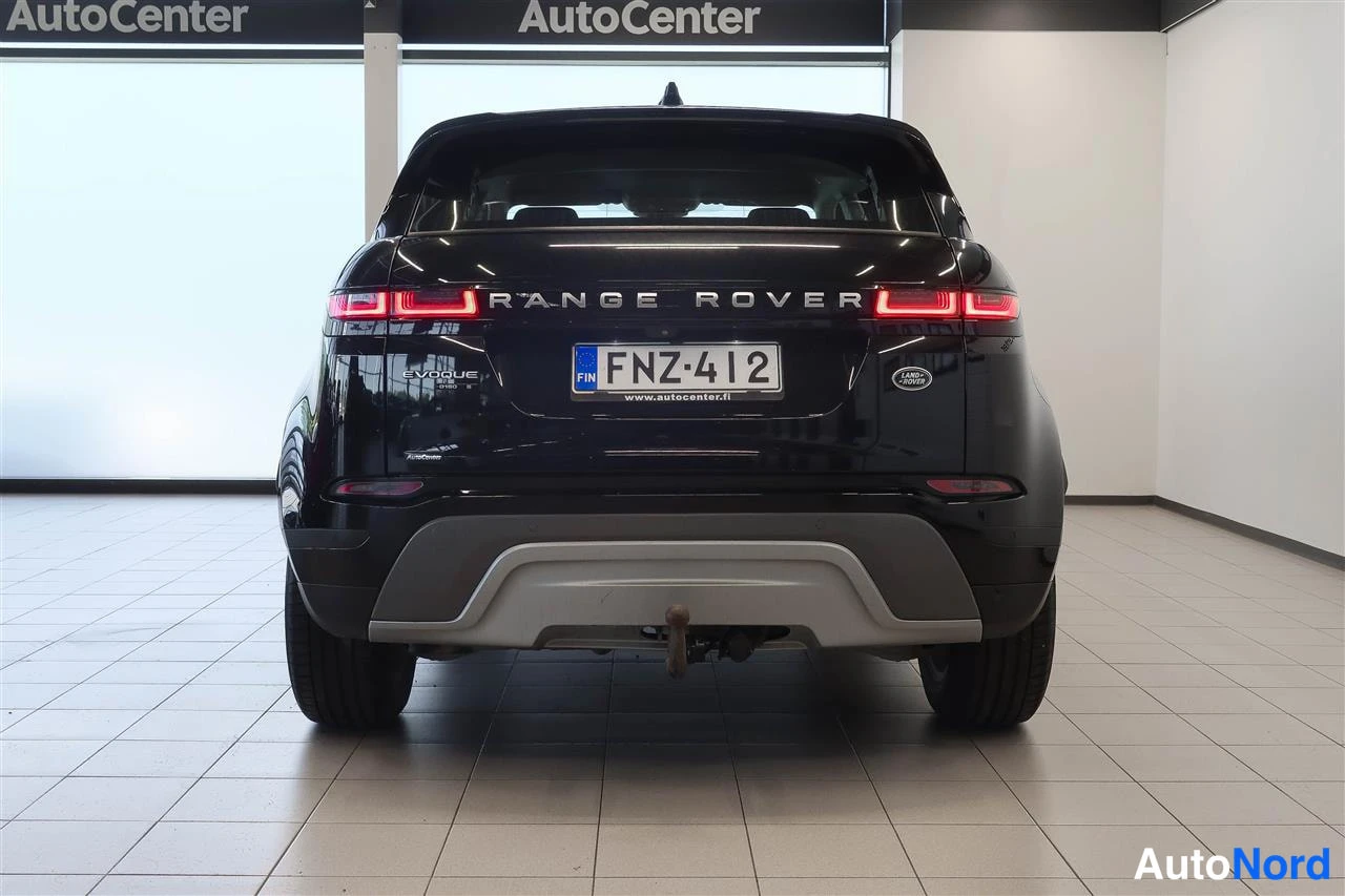 Takaa: Musta Land Rover Range Rover Evoque suoraan takaa kuvattuna; rekisteritunnus ja RANGE ROVER-teksti takaluukussa.