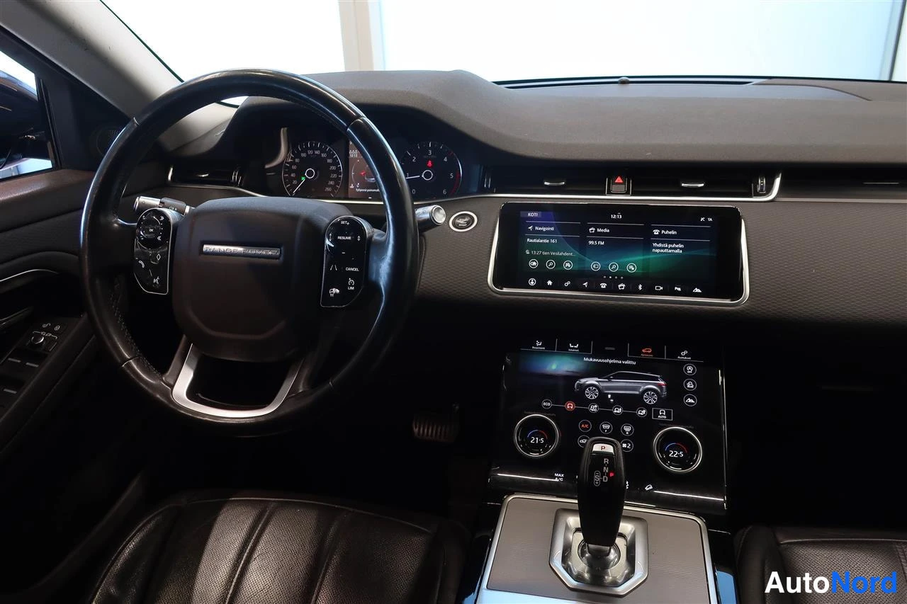 Muu: Range Rover Evoquen ohjauspyörä, mittaristo ja kosketusnäyttö-radio; automaattivaihteiston valitsin A/U-asennossa.