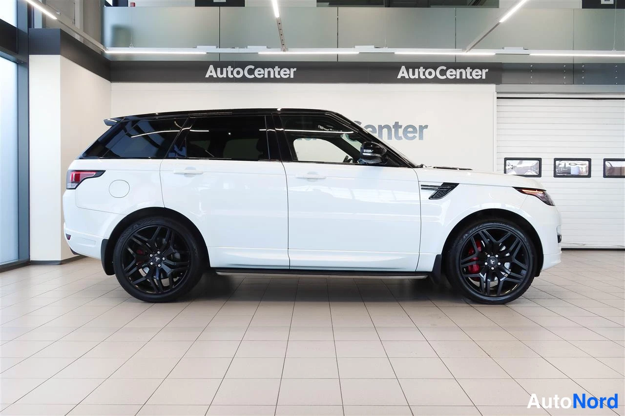 Sivulta: Valkoisen Land Rover Range Rover Sportin sivuprofiili, mustat vanteet ja musta katto Autocenter-tilassa.