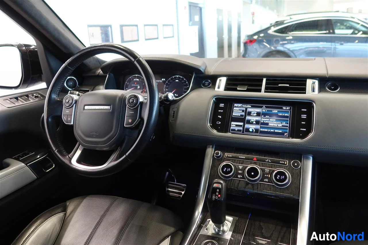 Edestä: Ohjaamo vasemmalta: Range Sport -ratit, kvettiton mittaristo, keskikonsolin infotainment-näyttö ja automaattivaihteen valitsin.