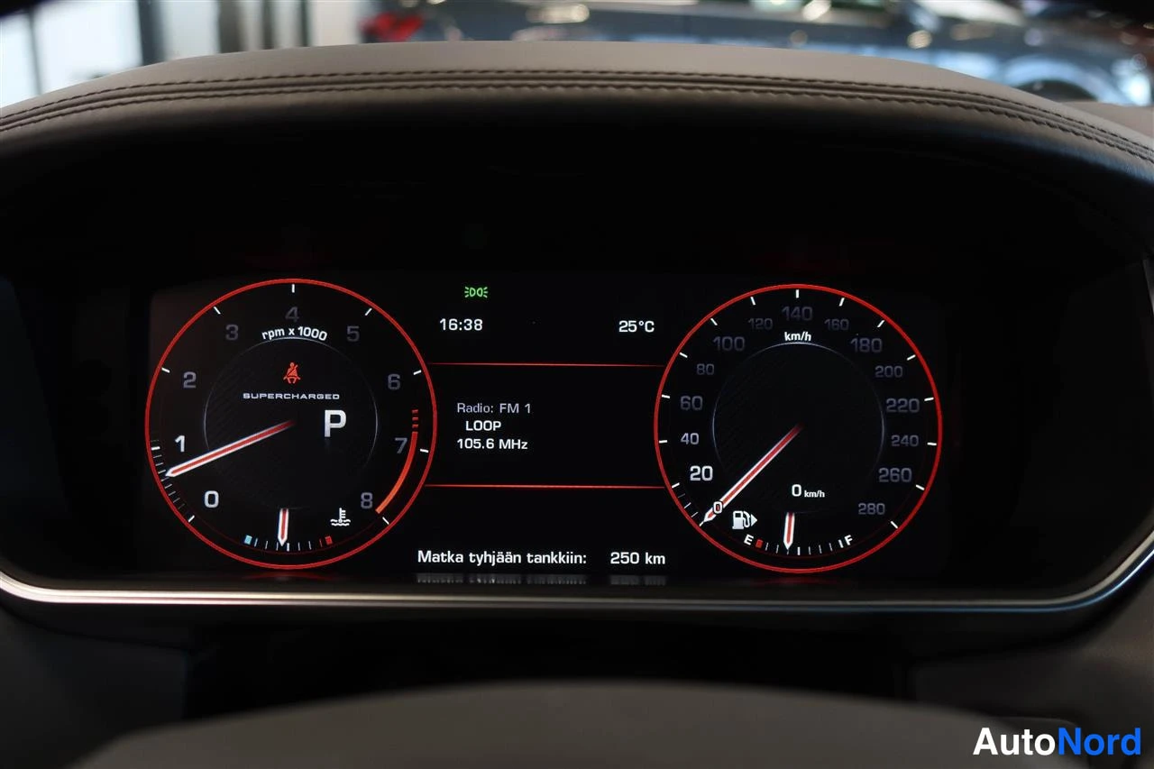 Edestä: Kojelaudan näyttö: SUPERCHARGED-kellot, P-merkki ja 0 km/h.